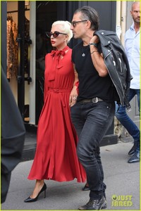 lady-gaga-christian-carino-out-in-paris-04.thumb.jpg.447811e348450256f8842e42ea3090d3.jpg