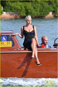 lady-gaga-epic-arrival-to-venice-01.jpg