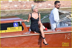 lady-gaga-epic-arrival-to-venice-02.jpg