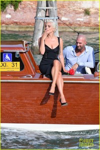 lady-gaga-epic-arrival-to-venice-03.jpg