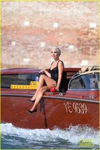 lady-gaga-epic-arrival-to-venice-04.jpg