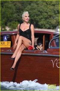 lady-gaga-epic-arrival-to-venice-06.jpg