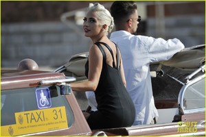 lady-gaga-epic-arrival-to-venice-08.jpg