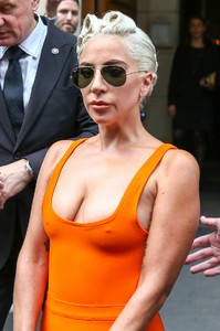 lady-gaga-leaves-her-hotel-in-paris-08-30-2018-6.jpg