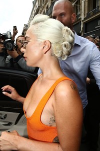 lady-gaga-leaves-her-hotel-in-paris-08-30-2018-7.jpg