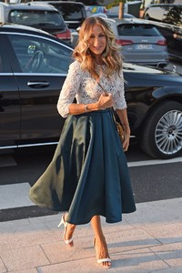 sarah-jessica-parker-arrives-at-intimissimi-fashion-show-in-verona-09-05-2018-0.jpg