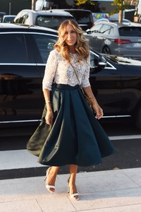 sarah-jessica-parker-arrives-at-intimissimi-fashion-show-in-verona-09-05-2018-8.jpg