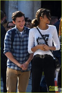 tom-holland-zendaya-pigeons-spider-man-set-04.jpg