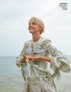 voguethailand_september2018-1ef3e3cf23c0a4f2bf675bd7e43048f63_thumb.thumb.jpg.5ec61f5d2a387554e5a7eddccfc40f16.jpg