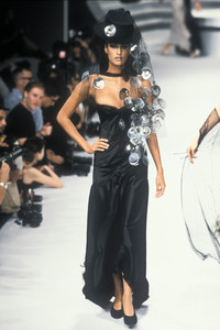 1168814523_Chanel1995HauteCouture183.thumb.jpg.18291444233fbe31d608adbe98c02222.jpg