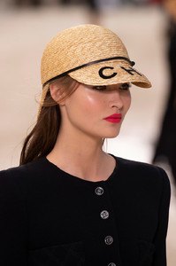 1203274924_ChanelSpring2019Details7OpqUIMrJ-Rx.thumb.jpg.a26de7a350586e11407999e4d57f7386.jpg