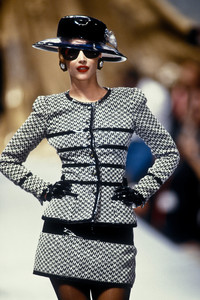 1520651085_Chanel1991HauteCouture9.thumb.jpg.a2950fd8e6ae04985fb2d4f40bd9f554.jpg