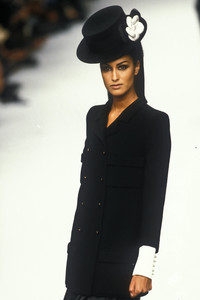 1638772200_Chanel1995HauteCouture3.thumb.jpg.ce17750aa5d50a05ea53d16a0e2ce765.jpg