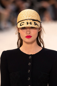 1658907604_ChanelSpring2019Detailsq1WDEJQCG1fx.thumb.jpg.56928dd7a1627024933a733204c797e5.jpg