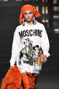 1835410164_MoschinoxHMRunwayiAugWHlLrycx.thumb.jpg.903e2237cc627d20cdeb2c29589b8748.jpg