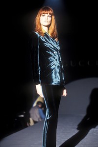 1908684866_Gucci1995WomenRTW104.thumb.jpg.c604318f6e90ce03fd99b644e4b68322.jpg