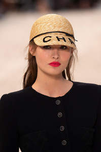 213619648_ChanelSpring2019DetailsDOWbyKJ2ZNwx.thumb.jpg.ca37f1d0fc92745728e49bd431df77ed.jpg