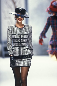 23353286_Chanel1991HauteCouture8.thumb.jpg.4f6b622a715b7601d642f8e41d85058d.jpg