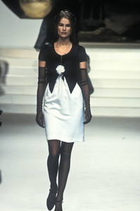 413513302_Chanel1994HauteCouture41.thumb.jpg.c22003fb22ebda6d856c7441a22c16b4.jpg