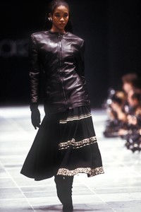 535358634_Versace1986WomenRTW79.thumb.jpg.8cffd82f25776c570c27baf74d18680f.jpg