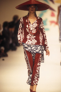 602590641_OscardelaRenta1993WomenRTW73.thumb.jpg.38f4942856692eaa7d002e901c6d1677.jpg