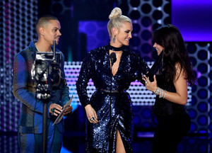 Ashlee+Simpson+2018+American+Music+Awards+WHTNXWWTlBfx.jpg