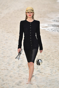 823902946_ChanelRunwayParisFashionWeekWomenswearaHXBZvaehNCx.thumb.jpg.4049b239a9542aa2238c69d2dc64a236.jpg