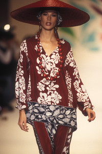 96634006_OscardelaRenta1993WomenRTW74.thumb.jpg.562a57cec182d065ffa3006468357ea6.jpg