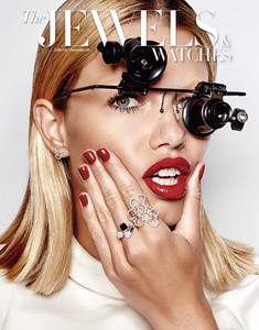 Hailey-Clauson-Bazaar-Singapore-Jewelry02.thumb.jpg.709c8f88d3a8bc06fedba4baa0145bc2.jpg