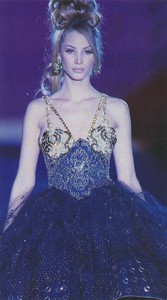 atelier_versace_spring_1992_31.thumb.jpg.0cef254c1d4a569c6f9b4deb9e4e796c.jpg