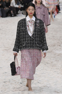 chanel-rtw-spring-2019-paris-fashion-week-pfw-008(1).thumb.jpg.472164dacc2b3ee4adf6dac84f419a97.jpg