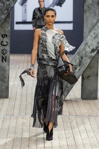 defile-akris-printemps-ete-2019-paris-look-3.thumb.jpg.1ce6710f00ea36ce1ba690424a5c030b.jpg