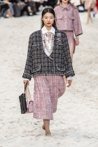 defile-chanel-printemps-ete-2019-paris-look-12.thumb.jpg.a5101986f094ea4f38e5e26c0c72901a.jpg