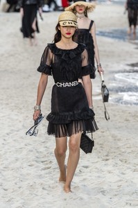 defile-chanel-printemps-ete-2019-paris-look-90.thumb.jpg.18454a3e5059265f16debf034f750e64.jpg