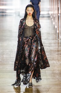 defile-poiret-printemps-ete-2019-paris-look-35.thumb.jpg.6be8206fea7d8074f176efd8ef345235.jpg