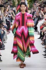 defile-valentino-printemps-ete-2019-paris-look-59.thumb.jpg.6d20b8a66c9c582f0b69ce5a17a75717.jpg