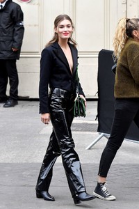 grace-elizabeth-arrives-at-chanel-show-at-paris-fashion-week-10-02-2018-4.thumb.jpg.6115fa3ead2a5c1d4cfad1fb9796dfa2.jpg