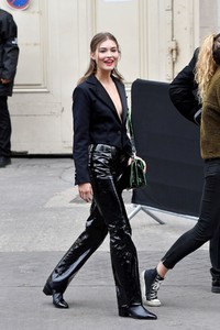 grace-elizabeth-seen-leaving-chanel-spring-summer-2019-show-during-the-paris-fashion-week-in-paris-3.thumb.jpg.18fafeb0eb9dae15b186e330867d5cc5.jpg