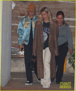 justin-bieber-hailey-baldwin-church-october-2018-03.jpg