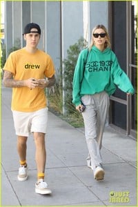 justin-bieber-hailey-baldwin-october-2018-03.jpg