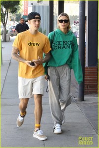 justin-bieber-hailey-baldwin-october-2018-04.jpg