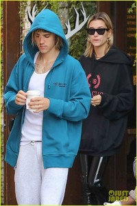 justin-bieber-hailey-baldwin-pack-on-pda-at-coffee-shop-01.jpg