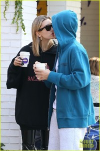 justin-bieber-hailey-baldwin-pack-on-pda-at-coffee-shop-03.jpg