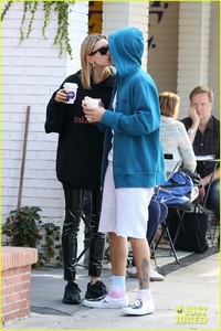 justin-bieber-hailey-baldwin-pack-on-pda-at-coffee-shop-04.jpg