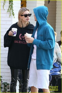 justin-bieber-hailey-baldwin-pack-on-pda-at-coffee-shop-06.jpg