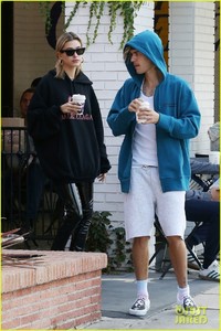 justin-bieber-hailey-baldwin-pack-on-pda-at-coffee-shop-09.jpg