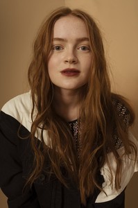 kinopoisk.ru-Sadie-Sink-3091994.thumb.jpg.d7705ab247303fba72eb096e8ba66e77.jpg