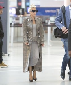 lady-gaga-arriving-at-the-toronto-airport-09-10-2018-1.thumb.jpg.3b98e251fbf5ee5fd2498edb150d35fb.jpg