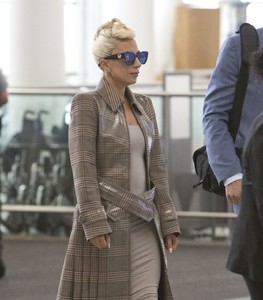 lady-gaga-arriving-at-the-toronto-airport-09-10-2018-2.thumb.jpg.4665ba75fe6a6c2d0c41a082fc454be0.jpg