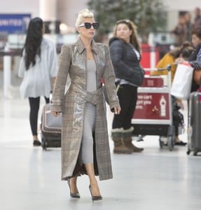 lady-gaga-arriving-at-the-toronto-airport-09-10-2018-5.jpg